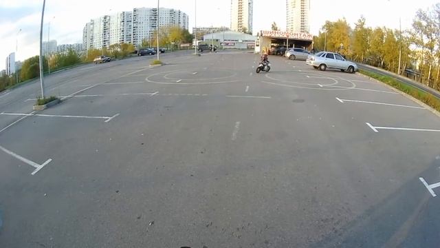 катаемся с дочей по площадке смотреть онлайн