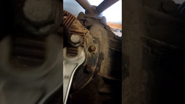 Замена сальника хвостовика редуктора ДАФ105 и замена масла в мосту. смотреть онлайн