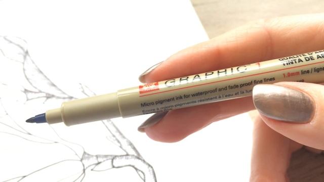 Рисую магнолию черными линерами.