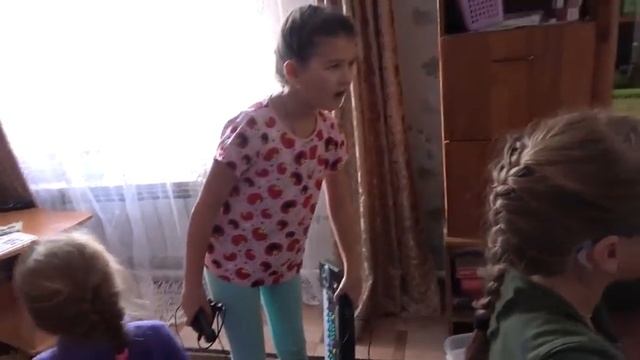 Вася с Антоном утепляют будки собакам // Люблю гостей принимать // 8,11,20 смотреть онлайн