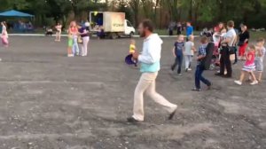 Мужик  танцует под песню из Фильма "ПИПЕЦ"