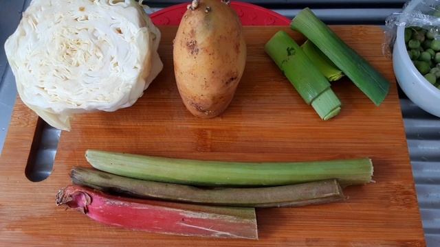 Борщ с Ревенем, капустой Шпицколь и Зелёным Горошком/Soupe à la Rhubarbe, chou cabus et petits pois