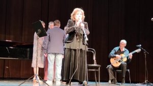 Елена Камбурова - "Молитва" (Пока Земля еще вертится) Б.Окуджава. Участвуют артисты театра.