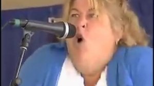 Полная женщина изображает свинью