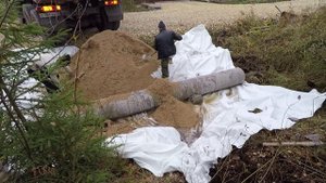 Строим заезд на участок, укладываем бетонную трубу манипулятором