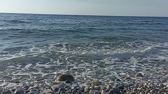 Немного прибоя для релакса с пляжей Северного Кипра. Море, пляж, солнце, песок.