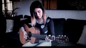 Девушка нереально красиво играет на гитаре