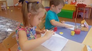 Рисование осенних листьев в средней группе.