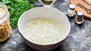Салат из рыбных консервов с фасолью