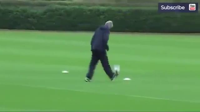 Тренер Арсенала Арсен Венгер играет с мячом смотреть онлайн