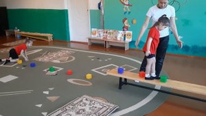 "Ползание на четвереньках с преодолением препятствий"
