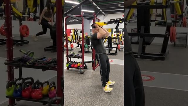 Подъёмы на бицепс в петлях TRX смотреть онлайн