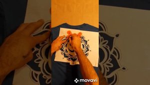 Нанесение рисунка на футболку с помощью трафарета