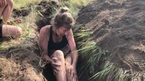 Закопали живой в могилу.