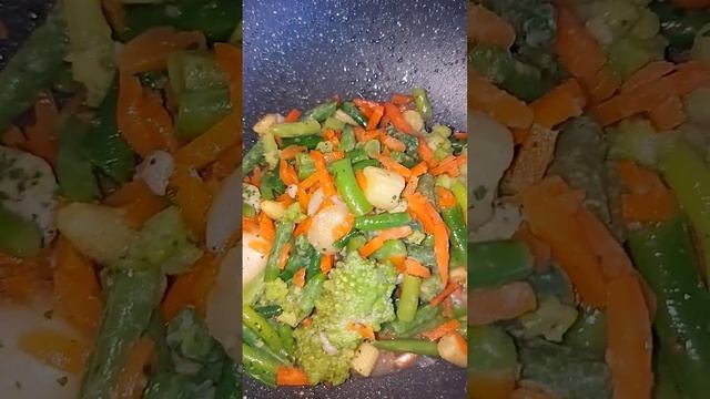 жарю замороженную овощную смесь как быстрый #полезныйперекус надо добавить какой-то белок и будет о