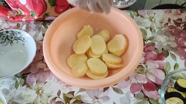 КОТЛЕТЫ В ДУХОВКЕ С ОВОЩАМИ!! Блюдо получается аппетитным, ароматным и праздничным!!