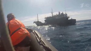 ФСБ России опубликовала кадры с места задержания браконьеров из КНДР в Японском море