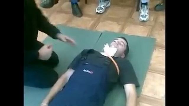 Как остановить кровотечение на шее человека.ПМП. смотреть онлайн