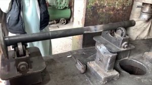 Я выпрямил искривленную ось, нагрев ее на прессе.