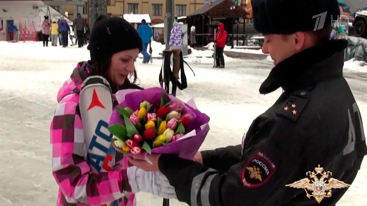 Мужчины поздравляют с наступающим праздником 8 Марта милых дам и создают праздничное настроение