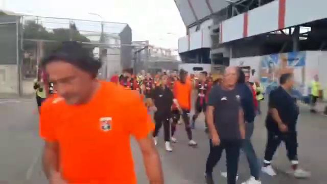 15 ottobre 23 Taranto Crotone 2 1 i giocatori del Taranto salutano i tifosi rimasti fuori tvduemari смотреть онлайн