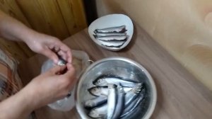 Как почистить салаку ?