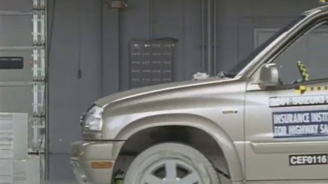 2001 Suzuki Grand Vitara XL-7 moderate overlap IIHS crash test смотреть онлайн