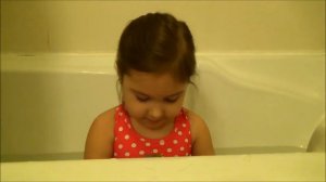 Peppa Pig. Свинка Пеппа и ее семья купается в ванной.