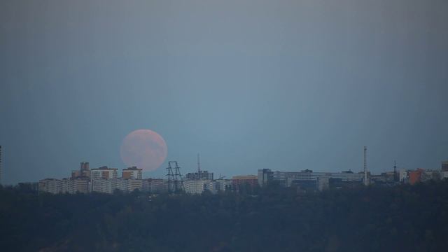 Суперлуние. Восход огромной луны