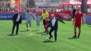 У стен Кремля прошел уникальный футбольный матч, с...которому дали Владимир Путин и Джанни Инфантино