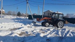 Мтз 82 чистим площадку от снега.
