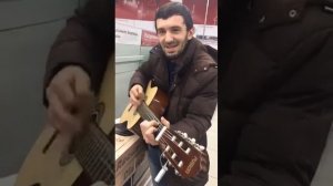 На гитаре красиво спел