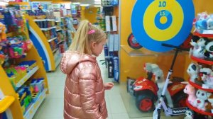 Дети играют в торговом центре и покупают игрушки в funtastik shopping. Видео на канале Mister Dan