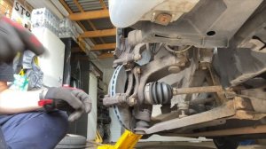 ??"CityBug" Peugeot 107 Replacing Front Brake Pads & Discs same as Toyota Aygo Citroen C1