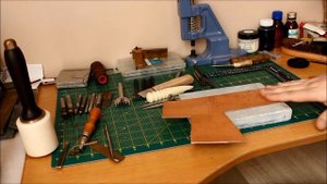 На чем пробивать кожу при шитье изделий из кожи.