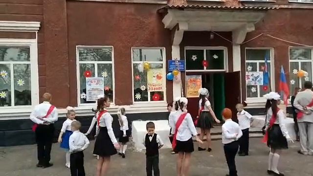 танец выпускников и первоклассников , СОШ №25 г.Стаханов смотреть онлайн