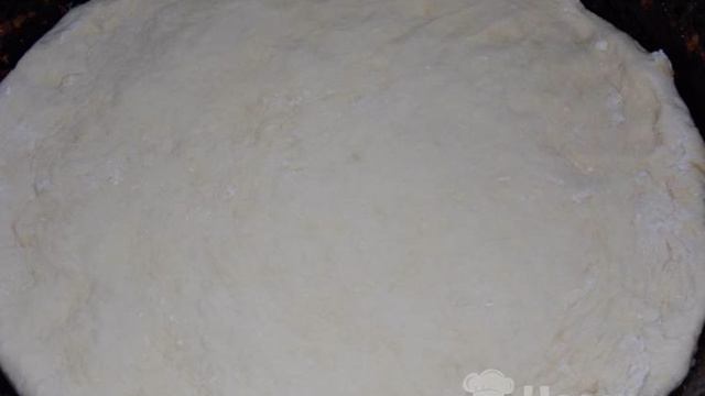 Сдобный пирог с черной смородиной в духовке