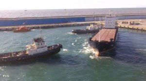 Работа буксиров в морском порту