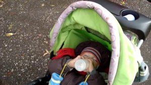 Ребенок на прогулке подкрепляется в коляске!