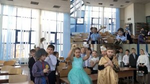 "Мы в город Изумрудный идём дорогой трудной..."