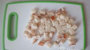 Салат с помидорами, сухариками, консервированной фасолью и сыром