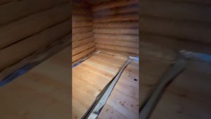 Укладка доски пола в моечной и парной в бане