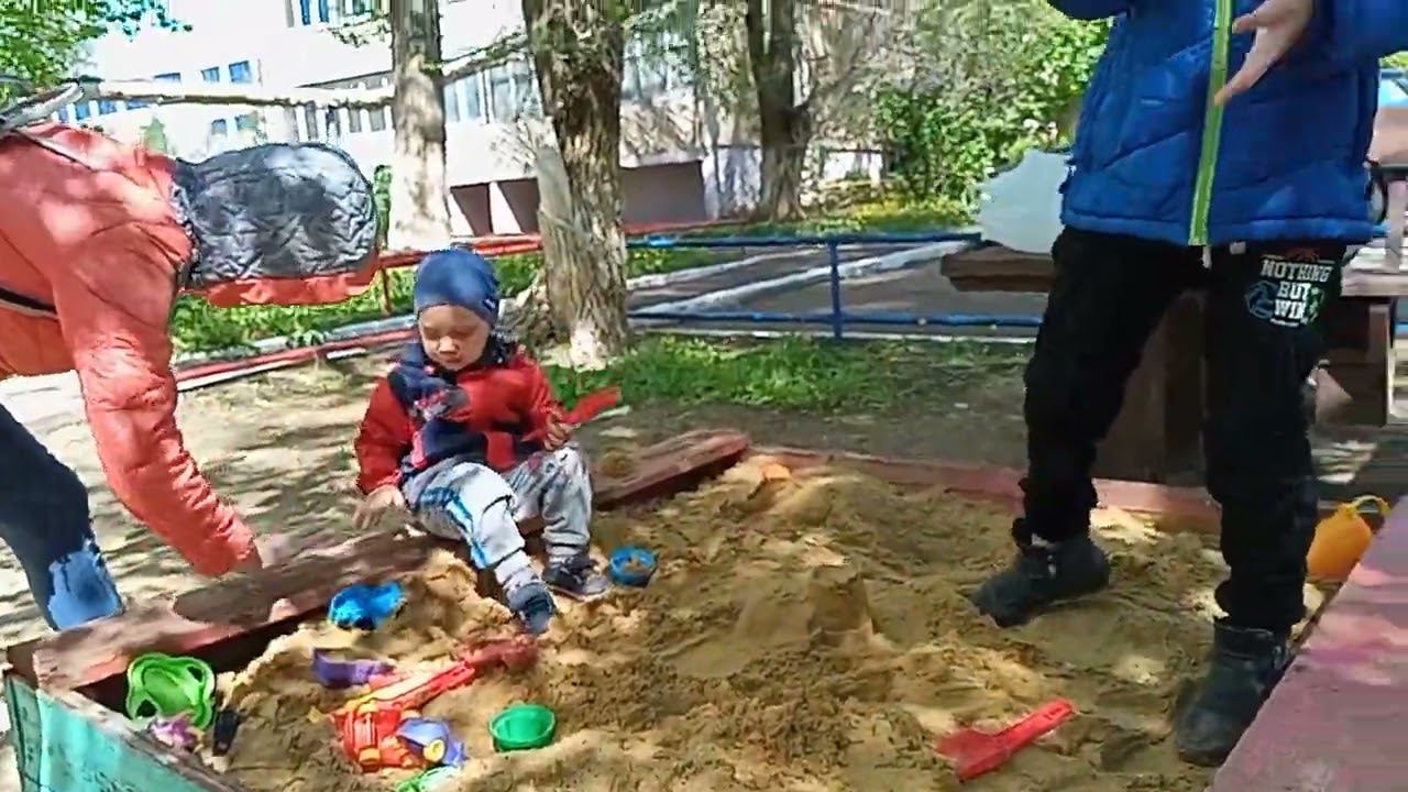 Егор и Мишка в песочнице смотреть онлайн