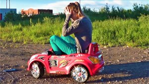У Мамы сломалась машина Видео про машинки для детей