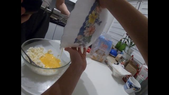 Камиль готовит вафли-пиццу смотреть онлайн