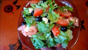 Овощной салат с фетаксой.mp4