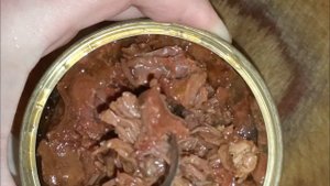 Тушёнка из лосятины Пробую. Кто пробовал? #тушенка #мясо #еда #тушеноемясо #вкусно #лось #проба