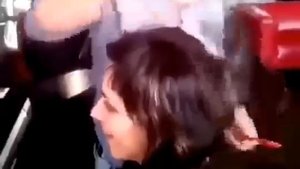 Девушку стригут налысо