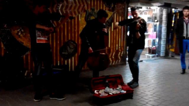 Музыканты в Метро Nirvana-Smels Like Teen Spirit