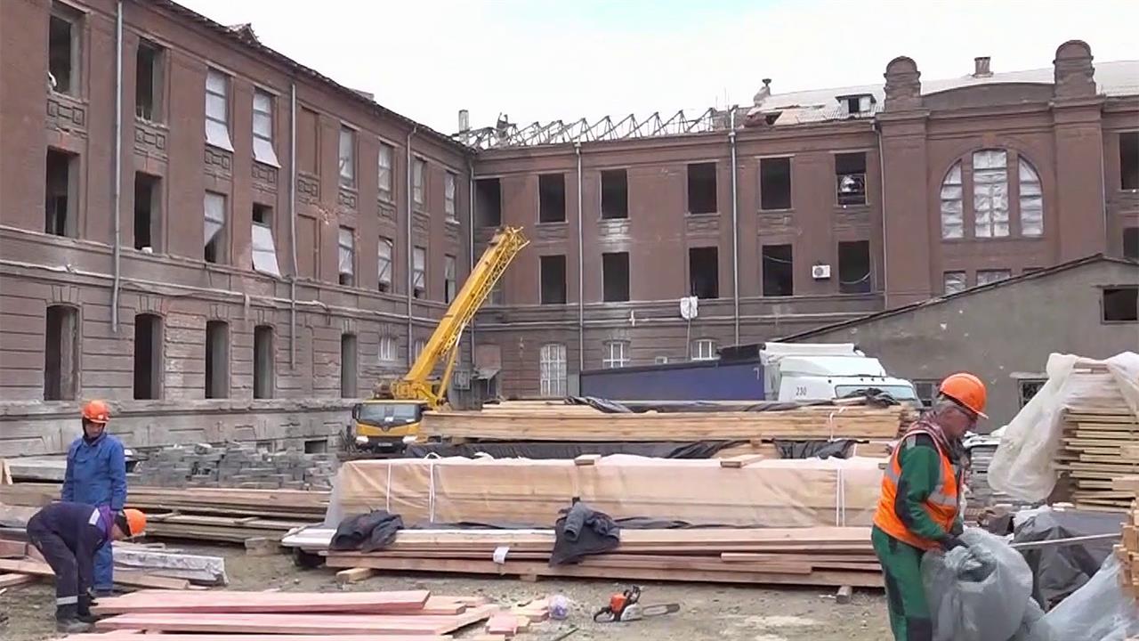 В Мариуполе восстанавливают разрушенные боевиками кварталы и Приазовский университет